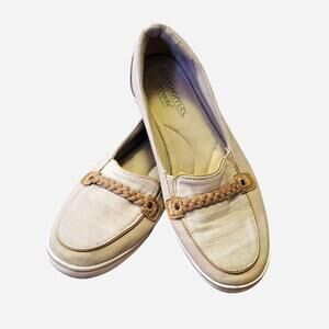 Neutral flat boat tennis shoes
